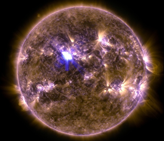 Essa imagem mostra a erupção solar mais forte desse ano até agora. Foi registrada em  11 de abril pelo Solar Dynamics Observatory.