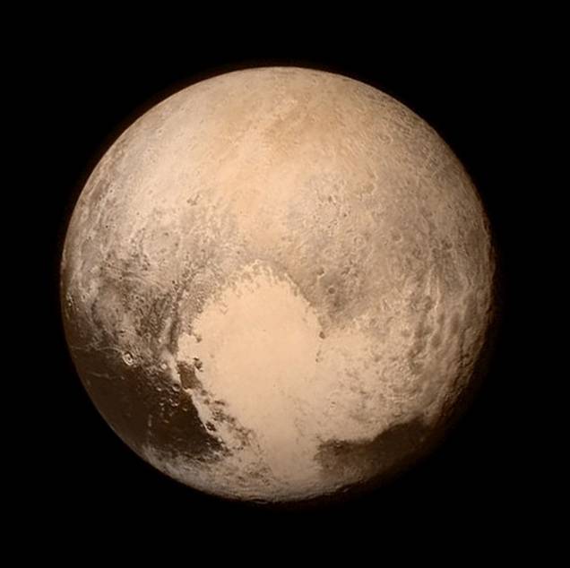 A uma velocidade de mais de 49.300 km/h, a sonda New Horizons, da Nasa, <a href="https://super.abril.com.br/ciencia/sonda-da-nasa-chega-bem-perto-de-plutao" target="_blank">chegou bem perto de Plutão</a> no final de julho, a uma distância de 12.430 km. Além das belas imagens, a viagem de 5 bilhões quilômetros fez com que a Nasa obtivesse mais informações sobre Plutão. A foto também acabou repercutindo bastante na internet por causa da área clara que aparece na parte de baixo. Muitos internautas afirmaram identificar o cão Pluto, da Disney, que em inglês tem o mesmo nome do ex-planeta. A uma velocidade de mais de 49.300 km/h, a sonda New Horizons, da Nasa, <a href="https://super.abril.com.br/ciencia/sonda-da-nasa-chega-bem-perto-de-plutao" target="_blank">chegou bem perto de Plutão</a> no final de julho, a uma distância de 12.430 km. Além das belas imagens, a viagem de 5 bilhões quilômetros fez com que a Nasa obtivesse mais informações sobre Plutão. A foto também acabou repercutindo bastante na internet por causa da área clara que aparece na parte de baixo. Muitos internautas afirmaram identificar o cão Pluto, da Disney, que em inglês tem o mesmo nome do ex-planeta.