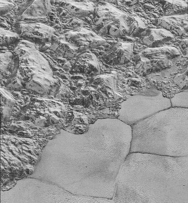 Plutão foi um dos destaques da astronomia em 2015. Essa <a href="https://super.abril.com.br/ciencia/nasa-divulga-a-melhor-foto-ja-tirada-de-plutao">foto</a> foi enviada pela sonda New Horizons no começo de dezembro. A imagem é a primeira de uma série de closes que é considerada pela agência a melhor já feita (e o será por muito tempo, já que não devem haver novas fotos de Plutnao por décadas). Com uma escala de 77 a 85 metros por pixel, ela revela características de uma faixa de cerca de 80 quilômetros da superfície de Plutão. As novas fotos mostram em detalhes crateras, montanhas e glaciares.