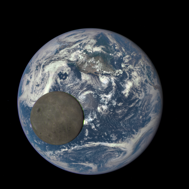A foto acima mostra o dito <a href="https://super.abril.com.br/ciencia/a-incrivel-foto-da-lua-passando-em-frente-a-terra" target="_blank">lado "escuro" da Lua</a> no momento em que ela passa em frente à Terra na parte em que é dia - ou seja, na verdade ele está iluminado pelo sol. A foto vem do DSCOVR, Deep Space Climate Observatory (Observatório Climático do Espaço Profundo), um dos novos brinquedos da Nasa. Lançado em fevereiro e posto em ação em junho, ele fica na chamada órbita L1, orbitando o sol - e não a Terra - num ponto em que a gravidade da estrela e nosso planeta se anulam. Isso fica a cerca de 1,6 milhão de quilômetros daqui - mais de cinco vezes a distância entre Terra e Lua.