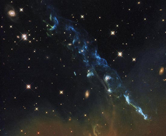 Nascimento de uma estrela com formato de foguete. Nascimento de uma estrela com formato de foguete.