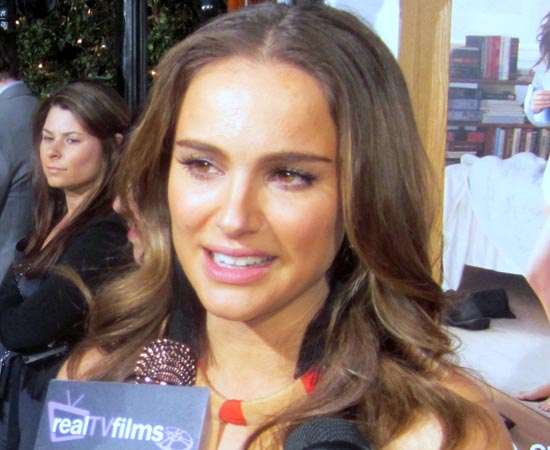 Natalie Portman é formada em Psicologia pela Universidade de Harvard, fez diversos cursos pela Universidade Hebraica de Jerusalém, e publicou estudo sobre os processos de retenção de memórias. Ela fala seis idiomas: inglês, francês, hebraico, alemão, japonês e espanhol. Natalie Portman é formada em Psicologia pela Universidade de Harvard, fez diversos cursos pela Universidade Hebraica de Jerusalém, e publicou estudo sobre os processos de retenção de memórias. Ela fala seis idiomas: inglês, francês, hebraico, alemão, japonês e espanhol.