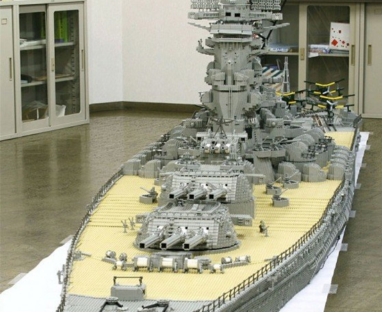 Navio feito com centenas de peças de Lego. Navio feito com centenas de peças de Lego.