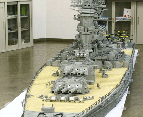 Navio feito com centenas de peças de Lego.