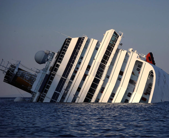 O transatlântico Costa Concordia naufragou no dia 13 de janeiro, após uma colisão contra rochas na Itália. No acidente, 30 pessoas morreram e outras duas continuam desaparecidas.