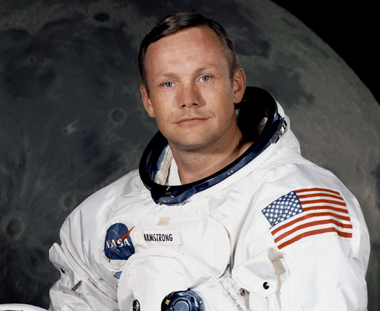 NEIL ARMSTRONG - Sob o comando da missão Apollo 11, em 20 de julho de 1969, tornou-se o primeiro homem a pisar na Lua e o astronauta mais famoso de todos os tempos. Fez sua primeira viagem espacial três anos antes, durante a missão Gemini 8.