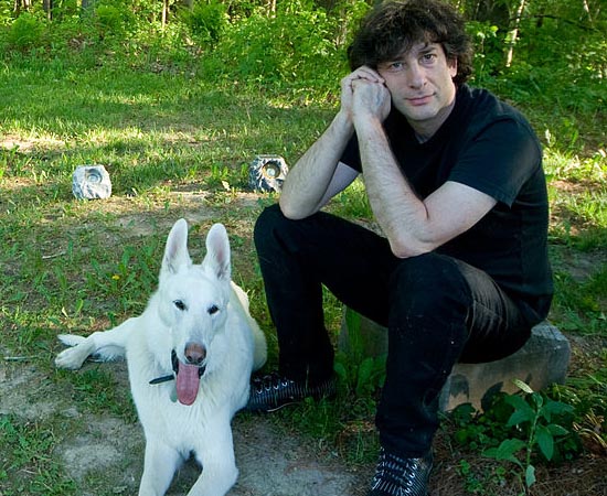 Neil Gaiman e seu cachorro Cabal. O autor de romances e quadrinhos é um dos mais aclamados da atualidade. Escreveu Stardust, Deuses Americanos e a graphic novel Sandman.