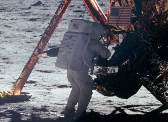 É um pequeno passo para um homem, um grande salto para a Humanidade. Nenhuma frase é tão famosa na história da conquista espacial como esta. Foi dita por Neil Armstrong, o primeiro homem a pisar na Lua, no dia 20 de julho de 1969.