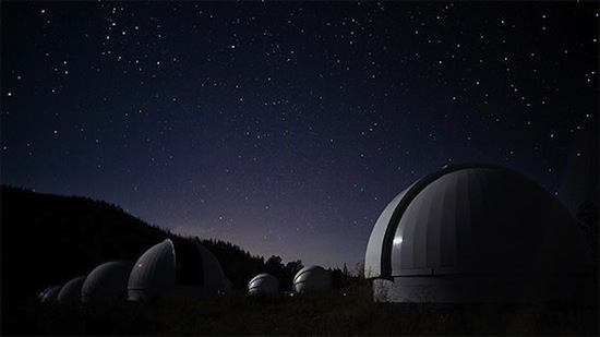 NOVO MÉXICO, EUA - Localizado em um terreno de grande altitude e com poucas nuvens no céu, esse estado americano possui diversos pontos de observação astronômica, como o New Mexico Skies, um observatório onde é possível alugar uma cabine e passar a noite olhando para o céu.