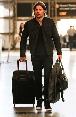 Nikolaj Coster-Waldau, ou Jaime Lanister, trocou Porto Real por um aeroporto.