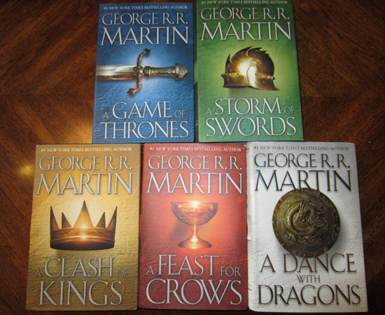 PÁGINAS - George R. R. Martin não é um autor de poucas palavras. O box com os cinco livros de ‘As Crônicas de Gelo e Fogo’ em inglês, publicado pela Editora Bantam, tem 5.216 páginas.