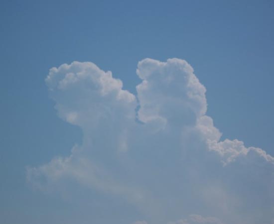 Um casal se beija no céu. Nuvem fotografada em Ciro Marina, na Itália.