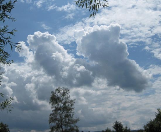 Essas nuvens que parecem pegadas gigantescas foram encontradas no céu de Reinach, na Suíça.