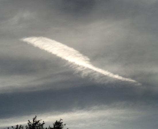 Nuvem com formato de pena no céu da Escócia. Nuvem com formato de pena no céu da Escócia.