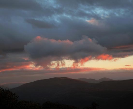 Nuvem com formato de porco no céu de Mount Gingera, na Austrália.