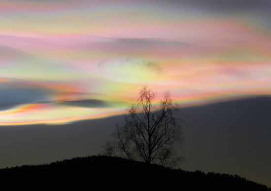 As nuvens comuns surgem na troposfera, a parte mais baixa da atmosfera. Já as nuvens nacaradas aparecem em grandes altitudes. O nome vem de nácar, ou madrepérola, devido a sua aparência luminosa.