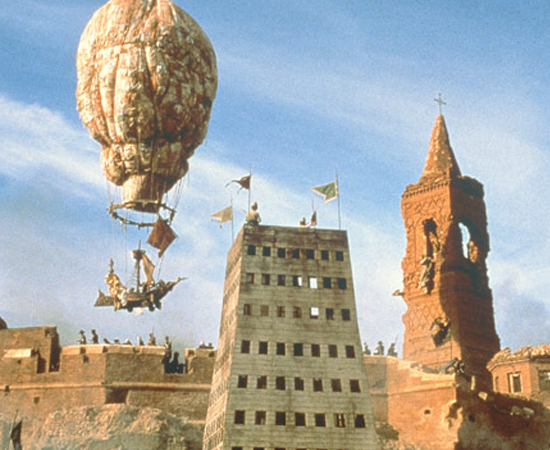As aventuras do Barão de Münchausen (Terry Gilliam, 1988) - Para salvar sua cidade sitiada pelos turcos, o Barão de Münchausen sai em uma viagem fantástica em busca de seus amigos. Quem já conhecia o personagem histórico não se surpreendeu com o final. Terry Gilliam também curte os plot twists.