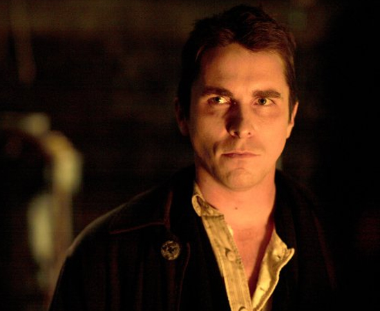 O grande truque (Christopher Nolan, 2006) - Robert Angier e Alfred Borden são dois mágicos que levam sua rivalidade à sério demais - um sempre tentando desbancar o outro. Quando Alfred começa a levar vantagem na disputa, Robert desconfia e resolve investigar para saber o que está por trás dos misteriosos e perigosos truques do rival. O final é um daqueles momentos em que você se pergunta como é que eu não pensei nisso antes? Ponto para Christopher Nolan. O grande truque (Christopher Nolan, 2006) - Robert Angier e Alfred Borden são dois mágicos que levam sua rivalidade à sério demais - um sempre tentando desbancar o outro. Quando Alfred começa a levar vantagem na disputa, Robert desconfia e resolve investigar para saber o que está por trás dos misteriosos e perigosos truques do rival. O final é um daqueles momentos em que você se pergunta como é que eu não pensei nisso antes? Ponto para Christopher Nolan.