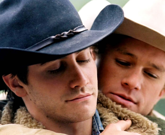 ‘O SEGREDO DE BROKEBACK MOUNTAIN’ (2005), de Ang Lee, foi censurado pelo governo dos Emirados Árabes Unidos. O Ministério da Cultura e Informação alegou que as cenas envolvendo homossexuais poderiam revoltar a população. O Islamismo, religião oficial da confederação, proíbe relacionamentos entre pessoas do mesmo sexo.