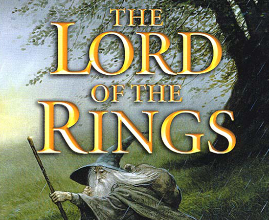 O SENHOR DOS ANÉIS - O livro escrito por J. R. R. Tolkien tornou-se uma das maiores sagas de todos os tempos. Escrita entre 1937 e 1949, a obra foi originalmente publicada em três volumes: A Sociedade do Anel, As Duas Torres e O Retorno do Rei. A narrativa se baseia no conflito entre várias raças da Terra Média (humanos, elfos, anões, hobbits, orcs...), que travam batalhas pela posse do Um Anel - um artefato de poder inestimável forjado pelo antagonista Sauron.