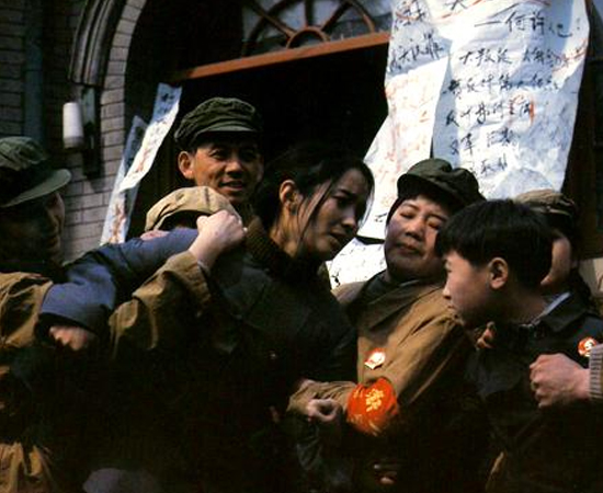 ‘O SONHO AZUL’ (1993) foi censurado na China por mostrar os abusos cometidos pelo regime comunista do país nas décadas de 1950 e 1960. Penalizado, o diretor do longa, o chinês Tian Zhuangzhuang, foi proibido de fazer filmes durante dez anos. O filme conta a história de Tietou, um garotinho de Pequim, que observa o cotidiano de sua família em um mundo repleto de mudanças culturais e políticas.