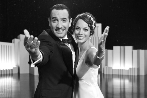 Um filme mudo lançado no século 21. <i>O Artista</i>, de 2011, ganhou o Oscar de melhor filme em 2012, entre outros prêmios. O filme conta a história de um ator que começa a perder espaço no mundo do cinema, quando os filmes mudos são substituídos pelos filmes falados. Ao mesmo tempo, uma atriz consegue deslanchar a carreira com a chegada do cinema falado. Um filme mudo lançado no século 21. <i>O Artista</i>, de 2011, ganhou o Oscar de melhor filme em 2012, entre outros prêmios. O filme conta a história de um ator que começa a perder espaço no mundo do cinema, quando os filmes mudos são substituídos pelos filmes falados. Ao mesmo tempo, uma atriz consegue deslanchar a carreira com a chegada do cinema falado.