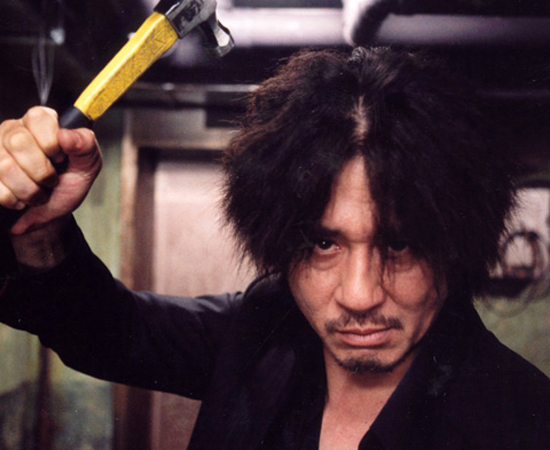 Oldboy (Chan-wook Park, 2003) - Oh Dae-Su é sequestrado e confinado em uma prisão por 15 anos sem saber o motivo. Quando consegue sair, ele só tem um desejo: se vingar de quem o colocou na prisão. A cozinheira Mi-do é a sua única companhia - e eventualmente torna-se também sua amante. O desfecho é inacreditável. Oldboy (Chan-wook Park, 2003) - Oh Dae-Su é sequestrado e confinado em uma prisão por 15 anos sem saber o motivo. Quando consegue sair, ele só tem um desejo: se vingar de quem o colocou na prisão. A cozinheira Mi-do é a sua única companhia - e eventualmente torna-se também sua amante. O desfecho é inacreditável.