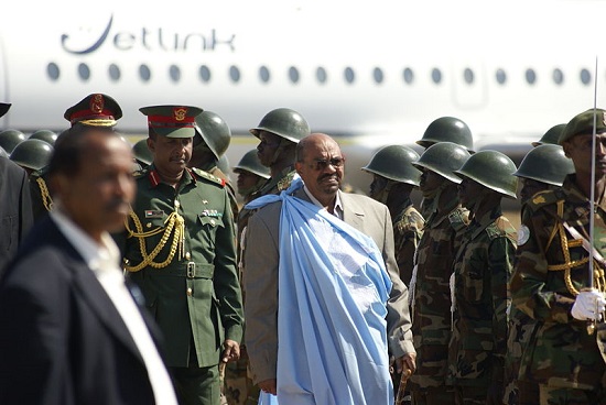 O Presidente do Sudão chegou ao poder em 1989, quando o país passou por um golpe de estado. Em 2009, a Corte Penal Internacional emitiu mandado de prisão para Omar Al Bashir, acusado de genocídio. Ele segue no poder. O Presidente do Sudão chegou ao poder em 1989, quando o país passou por um golpe de estado. Em 2009, a Corte Penal Internacional emitiu mandado de prisão para Omar Al Bashir, acusado de genocídio. Ele segue no poder.