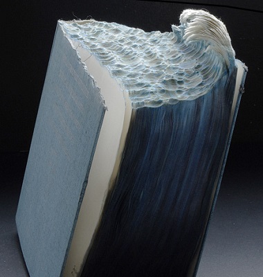Até o mar serviu de inspiração para Guy Laramee, que usou um livro antigo para imitar as formas de uma onda.