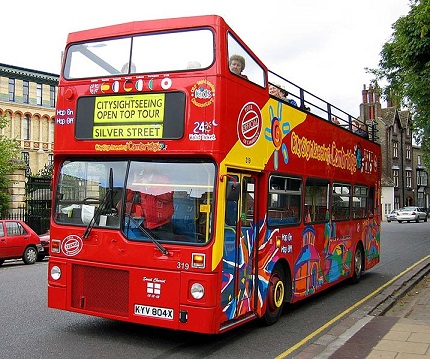 Por falar em ônibus de turismo, não poderíamos nos esquecer daqueles veículos sem teto e muito usados por viajantes. Eles são ideais para quem quer conhecer pontos turísticos do alto de um busão. Por falar em ônibus de turismo, não poderíamos nos esquecer daqueles veículos sem teto e muito usados por viajantes. Eles são ideais para quem quer conhecer pontos turísticos do alto de um busão.
