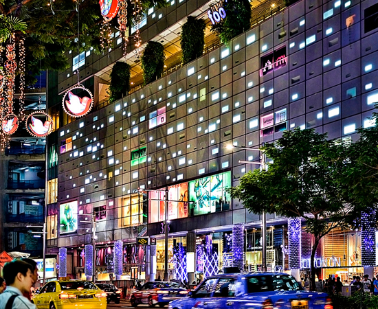 ORCHARD STREET - É um dos principais pontos turísticos de Singapura, com dezenas de lojas e shopping centers. A rua também é famosa pela suntuosa decoração de Natal. ORCHARD STREET - É um dos principais pontos turísticos de Singapura, com dezenas de lojas e shopping centers. A rua também é famosa pela suntuosa decoração de Natal.
