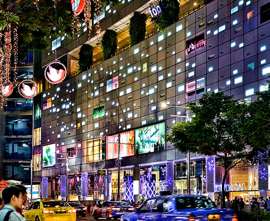 ORCHARD STREET - É um dos principais pontos turísticos de Singapura, com dezenas de lojas e shopping centers. A rua também é famosa pela suntuosa decoração de Natal.
