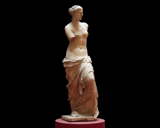 A estátua é um dos trabalhos mais famosos da Grécia Antiga. Ela está atualmente em exposição permanente no Museu do Louvre, em Paris.