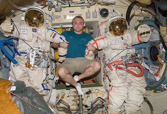 Já o Orlam é um traje espacial soviético. Parcialmente rígido (não permitia o movimento da cabeça e do torso do astronauta), o Orlam era usado para caminhadas espaciais. Além de ser utilizado por cosmonautas russos, esse traje também já foi usado em missões espaciais de outros países, na Estação Espacial Internacional. Já o Orlam é um traje espacial soviético. Parcialmente rígido (não permitia o movimento da cabeça e do torso do astronauta), o Orlam era usado para caminhadas espaciais. Além de ser utilizado por cosmonautas russos, esse traje também já foi usado em missões espaciais de outros países, na Estação Espacial Internacional.