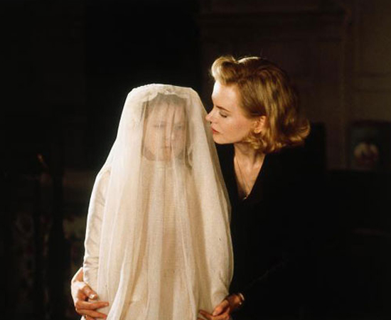 Os outros (Alejandro Amenábar, 2001) - Durante a II Guerra Mundial, Grace se muda com os filhos para uma mansão enquanto aguarda o retorno de seu marido. Os três vivem na escuridão, assombrado pelos outros, criaturas que podem ou não ser fantasmas que habitam o casarão. A verdade aparece quando novos empregados chegam à casa. Os outros (Alejandro Amenábar, 2001) - Durante a II Guerra Mundial, Grace se muda com os filhos para uma mansão enquanto aguarda o retorno de seu marido. Os três vivem na escuridão, assombrado pelos outros, criaturas que podem ou não ser fantasmas que habitam o casarão. A verdade aparece quando novos empregados chegam à casa.