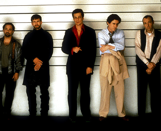 Os suspeitos (Bryan Singer, 1995) - Verbal Kint, um homem com paralisia cerebral, presta depoimento à polícia sobre um crime. Enquanto isso, o FBI segue as pistas para tentar descobrir a identidade do criminoso. A frase que fecha o roteiro resume bem a bomba que cai na cabeça do espectador ao final deste filme: O maior truque do Diabo foi convencer o mundo de que ele não existe. Os suspeitos (Bryan Singer, 1995) - Verbal Kint, um homem com paralisia cerebral, presta depoimento à polícia sobre um crime. Enquanto isso, o FBI segue as pistas para tentar descobrir a identidade do criminoso. A frase que fecha o roteiro resume bem a bomba que cai na cabeça do espectador ao final deste filme: O maior truque do Diabo foi convencer o mundo de que ele não existe.