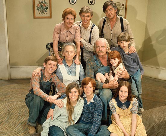 Os Waltons (1972) é uma série de TV que conta a história de uma família que precisa sobreviver à crise econômica causada pela Grande Depressão.