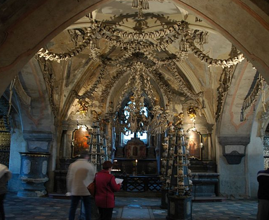 OSSUÁRIO DE SEDLEC - É uma capela católica localizada abaixo do Cemitério de Todos os Santos, em Kutná Hora, na República Tcheca. O local reúne os restos mortais de mais de 40 mil pessoas.