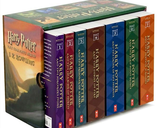 PÁGINAS - Um box original de Harry Potter, com edição de capa dura, tem 4144 páginas. O menor livro é Harry Potter e a Pedra Filosofal. O maior é Harry Potter e a Ordem da Fênix.