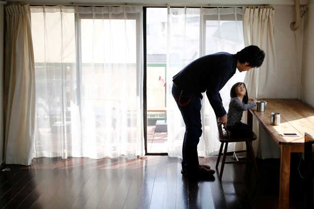 Outro morador de Tóquio, Naoki Numahata, tem uma filha de dois anos - que também segue a linha de organização minimalista.