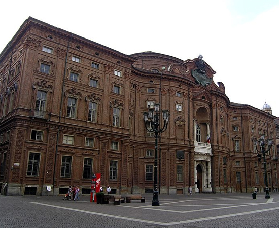 O Palácio Carignano está localizado no centro de Turim, na Itália. O castelo barroco foi construído no ano 1679, pelo arquiteto Guarino Guarini. Em 1861, quando Turim foi nomeada capital do país, o palácio serviu de sede do parlamento. Atualmente, abriga a Biblioteca Nacional, com uma sala de leitura para mais de 500 pessoas. O Palácio Carignano está localizado no centro de Turim, na Itália. O castelo barroco foi construído no ano 1679, pelo arquiteto Guarino Guarini. Em 1861, quando Turim foi nomeada capital do país, o palácio serviu de sede do parlamento. Atualmente, abriga a Biblioteca Nacional, com uma sala de leitura para mais de 500 pessoas.