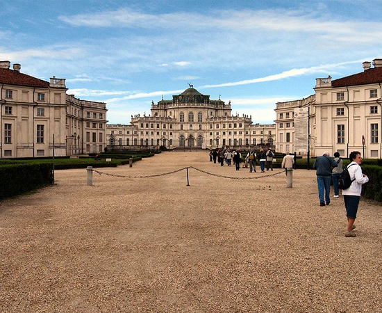 O Palácio de Caça de Stupinigi foi construído em meados do século 15 por uma dissidência da Casa de Sabóia, e está localizado na periferia de Turim, na Itália. O prédio foi reformado pelo arquiteto Filippo Juvarra no início do século 18.