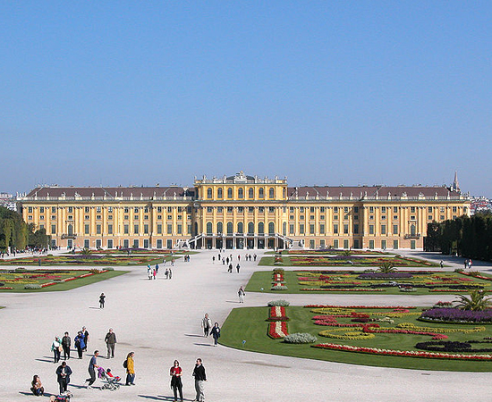 O Palácio de Schönbrunn é uma das principais atrações turísticas da Áustria. A construção barroca está localizada no distrito de Hietzing, em Viena, e foi construída em meados de 1640, para servir de residência à imperatriz Eleonora Gonzaga. Tornou-se Patrimônio Cultural da Humanidade em 1996. O castelo tem 1141 quartos, um jardim com 1,6 km² e um zoológico. O Palácio de Schönbrunn é uma das principais atrações turísticas da Áustria. A construção barroca está localizada no distrito de Hietzing, em Viena, e foi construída em meados de 1640, para servir de residência à imperatriz Eleonora Gonzaga. Tornou-se Patrimônio Cultural da Humanidade em 1996. O castelo tem 1141 quartos, um jardim com 1,6 km² e um zoológico.