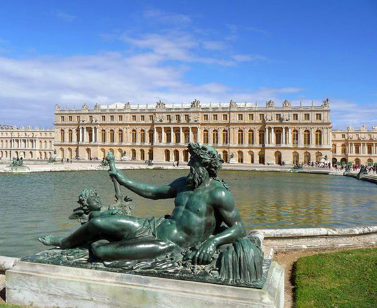 O Palácio de Versalhes é um castelo real localizado no subúrbio de Paris. Foi construído em 1682 e funcionava como o centro do poder do Antigo Regime na França. Tem 700 quartos, 2.153 janelas, 67 escadas, 352 chaminés, 1.250 lareiras e um parque com 700 hectares. Em 1.837, o castelo foi transformado em museu de história.
