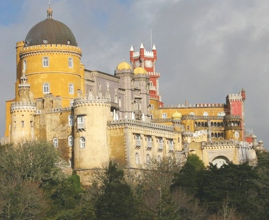 O Palácio Nacional da Pena, localizado em Lisboa, começou a ser construído no século 15, durante o reinado de João 2. Em 19=838, Fernando 2 reformou o edifício (que era um convento) para transformá-lo em sua futura residência de Veraõ. Com a proclamação da República Portuguesa, o palácio tornou-se um museu.