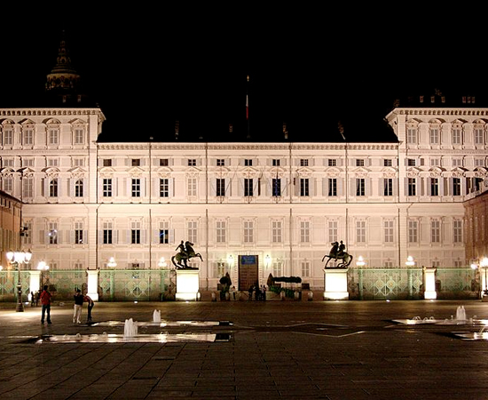 O Palácio Real de Turim, localizado no norte da Itália, foi construído no século 17 para servir como residência episcopal. Em 1562, tornou-se a residência pessoal do Duque de Sabóia. Devido às reformas, possui elementos da arquitetura barroca, rococó e neoclássica. O Palácio Real de Turim, localizado no norte da Itália, foi construído no século 17 para servir como residência episcopal. Em 1562, tornou-se a residência pessoal do Duque de Sabóia. Devido às reformas, possui elementos da arquitetura barroca, rococó e neoclássica.