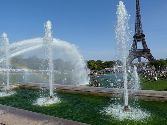 Paris é um cartão-postal perfeito. É complicado concorrer com uma cidade que tem a Torre Eiffel, o Arco do Triunfo, o rio Sena,  muita história, e ainda por cima uma avenida como a Champs-Élysées.