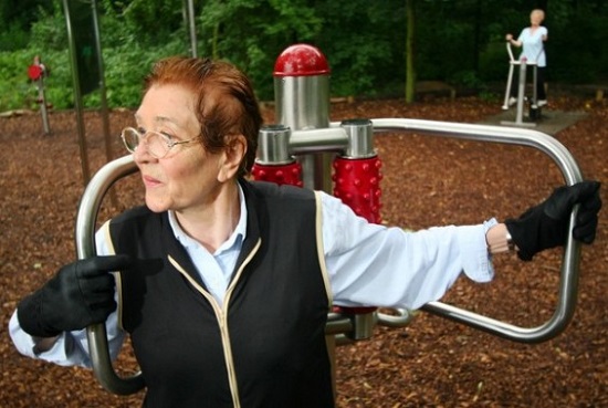 O Pruessen Park, em Berlim, é um playground para idosos com equipamentos projetados para esse público. A entrada de menores de 16 anos é proibida.