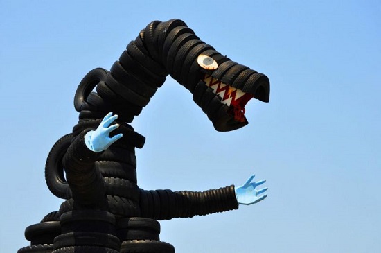 O que fazer com milhares de pneus velhos doados por fábricas? No Japão, a saída foi criar um parque infantil - e com escultura até do Godzilla.