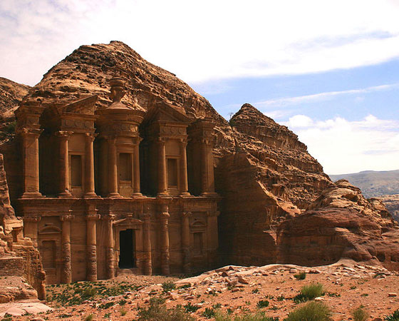 Essa é uma das construções mais impressionantes: a cidade histórica e arqueológica de Petra, na Jordânia. A cidade é um Patrimônio Mundial da UNESCO desde 1985.